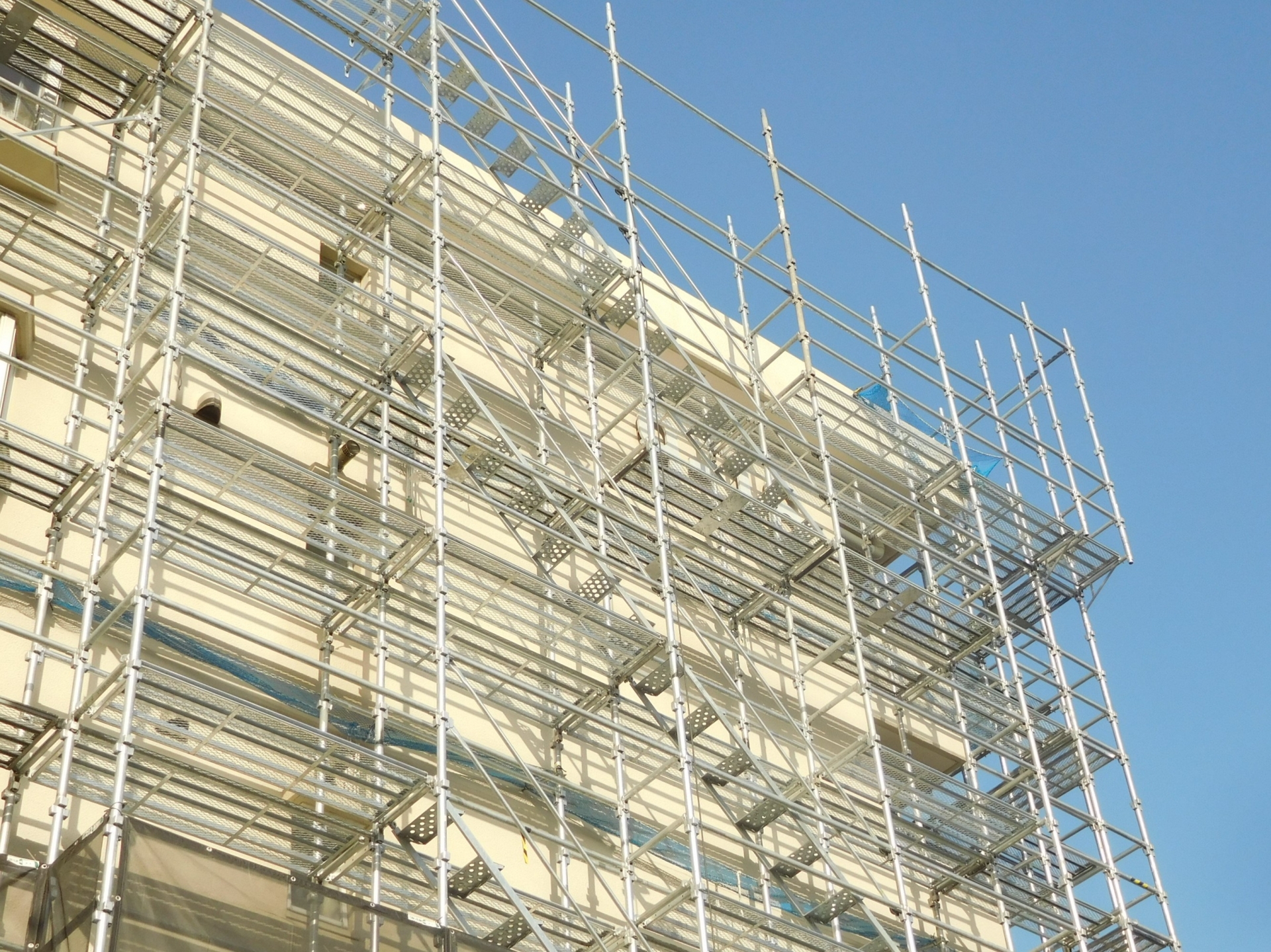 山形県酒田市を中心とした東北エリアのとび、解体工事、足場材リース、足場材販売なら高成架設株式会社へお任せください。